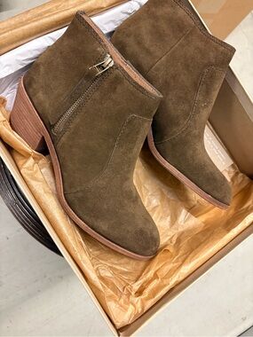 Madewell Side-Zip Boots in Suede. Olive. Size 9. New.